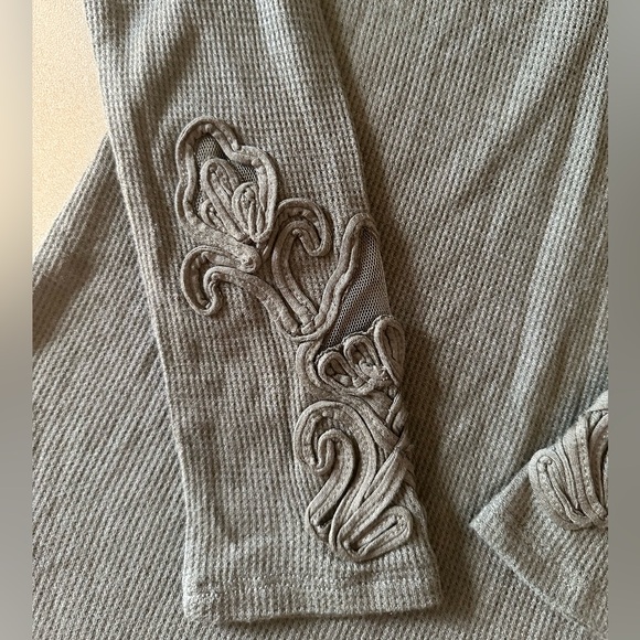 Guess Long Sleeve Waffle Hensley Thermal Front & Back V-Neckline (Small - NWT) - Picture 3 of 10